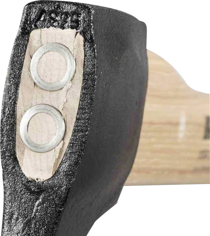 Fragment zdjęcia przedstawia zbliżenie głowicy siekiery z drewnianym uchwytem. Na końcu głowicy widoczne są dwa okrągłe metalowe wstawki.