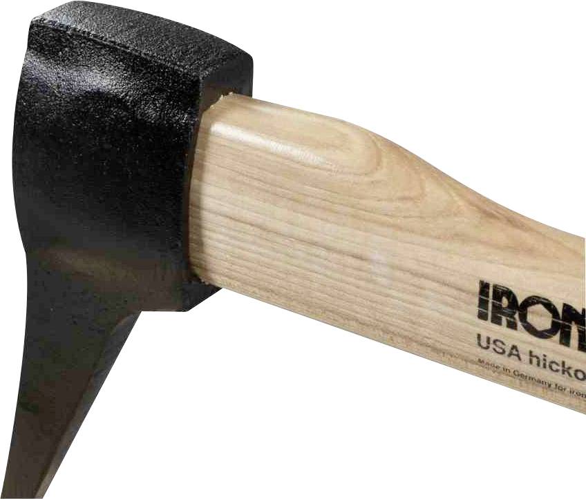 Kilof z drewnianym uchwytem i czernioną metalową głowicą. Na rękojeści widnieje napis 'IRON...' oraz 'USA hickory'.