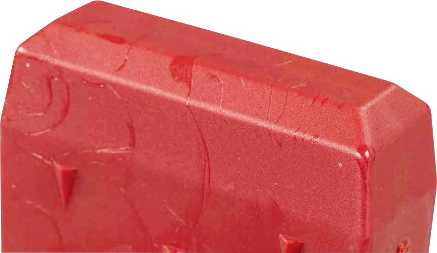 Czerwony klocek z zaokrąglonymi narożnikami i gładką powierzchnią, używany jako zabawka lub element konstrukcyjny.