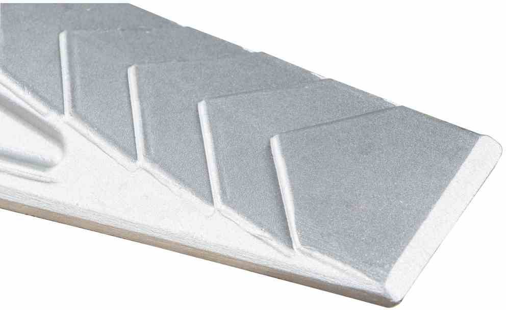 Srebrzysta metalowa powierzchnia z wypukłymi rowkami.