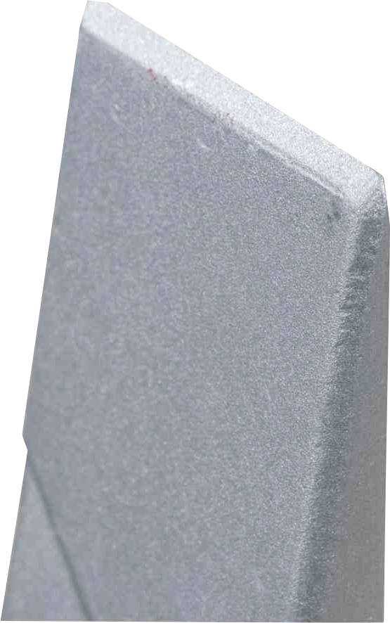 Kanciasty, szary element materiałowy o gładkiej powierzchni, prawdopodobnie płyta budowlana lub izolacyjna.