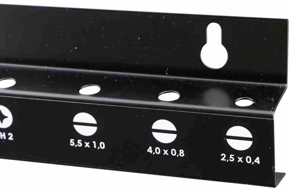 Czarne metalowe profile z otworami o różnych rozmiarach (5,5 x 1,0; 4,0 x 0,8; 2,5 x 0,4 cm) oraz otworem do montażu ściennego.
