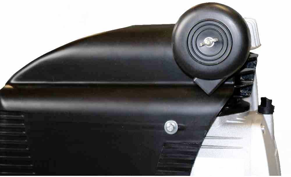 Widok z boku dużego silnika elektrycznego z czarną obudową i widocznym kołem zamachowym na górze.