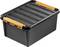 Czarny, prostokątny pojemnik magazynowy z pomarańczowymi zatrzaskami na pokrywie. Idealny do przechowywania lub transportu mniejszych przedmiotów.