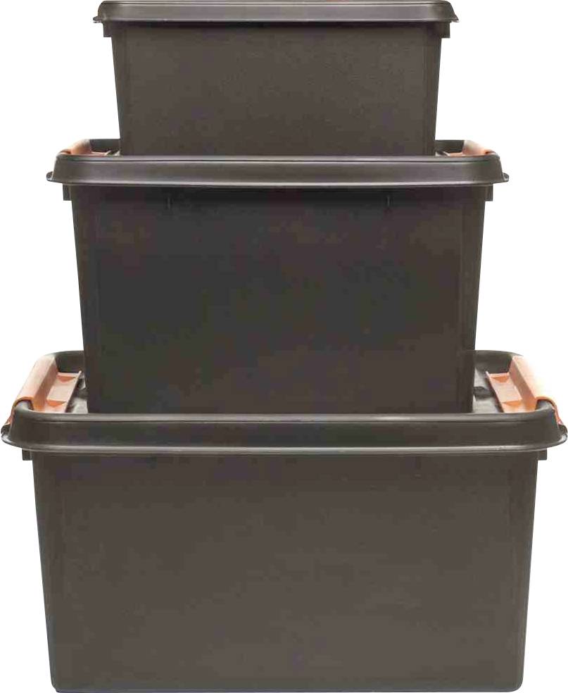 'Trzy sztaplowane brązowe plastikowe skrzynki, ułożone od małej do dużej.'