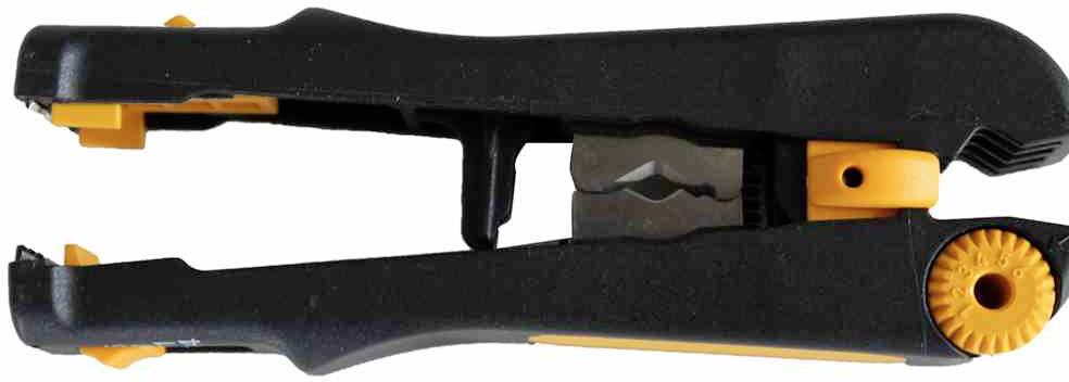 Obcinaczka do przewodów w zbliżeniu, o czarno-pomarańczowym designie, używana do zdejmowania izolacji z kabli.