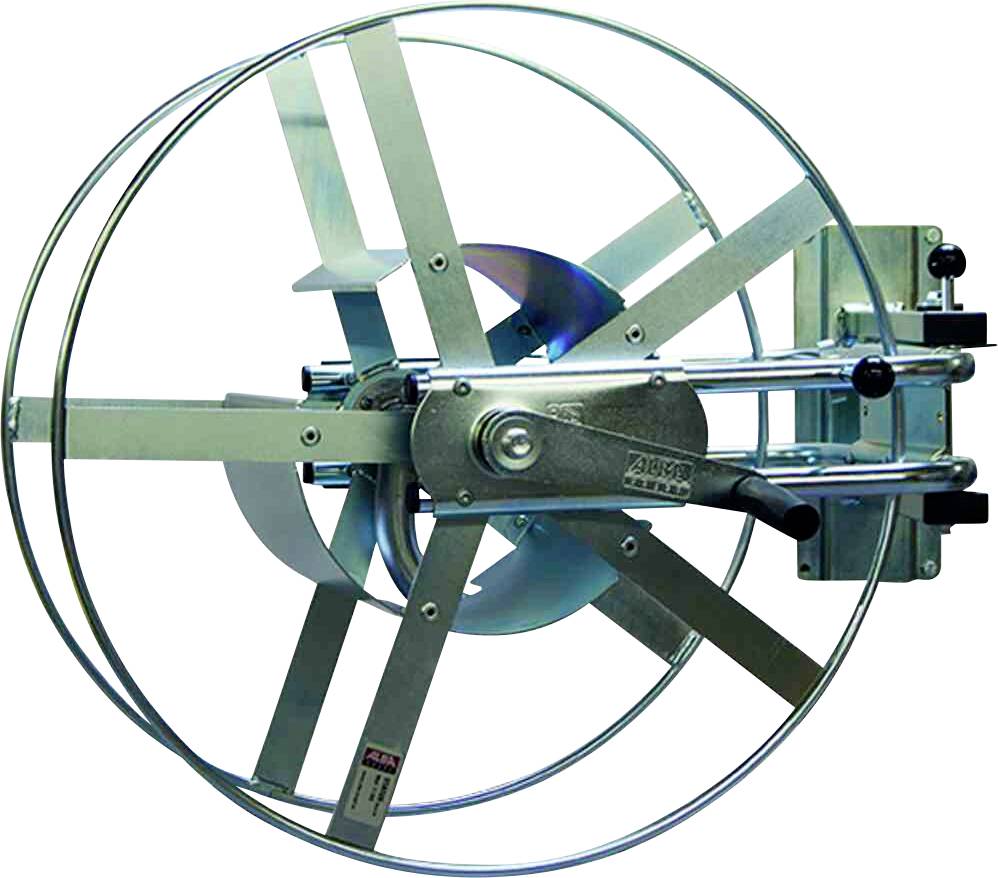 Mechanizm metalowy z wieloma obrotowymi ramionami i uchwytami, prawdopodobnie będący częścią zautomatyzowanego lub ręcznego systemu urządzeń.