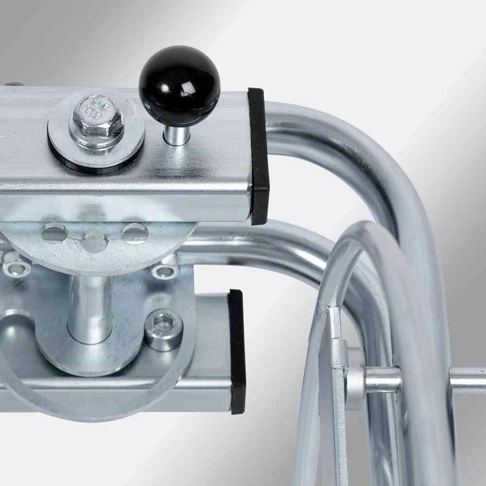 Struktura metalowa z dźwignią i śrubą, prawdopodobnie część urządzenia mechanicznego lub narzędzia, na szarym tle.