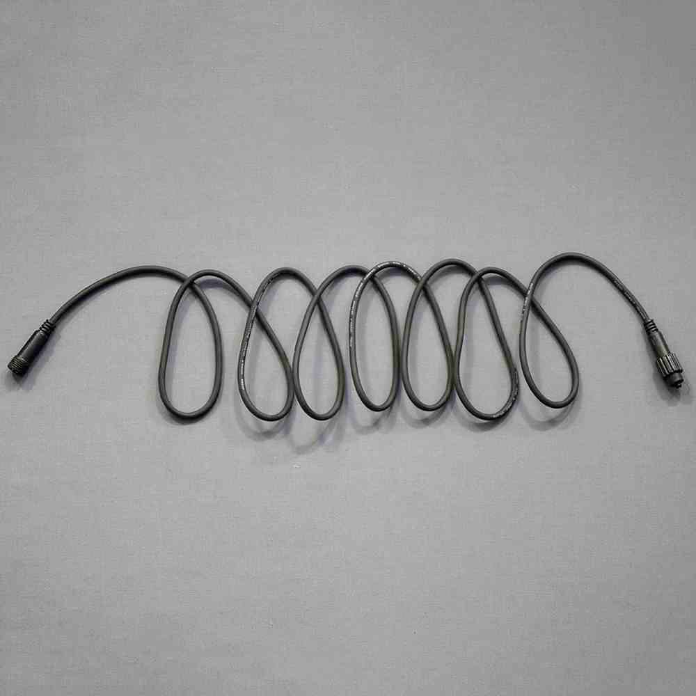 Czarny kabel ułożony spiralnie na szarym tle, zakończony złączami po obu stronach.