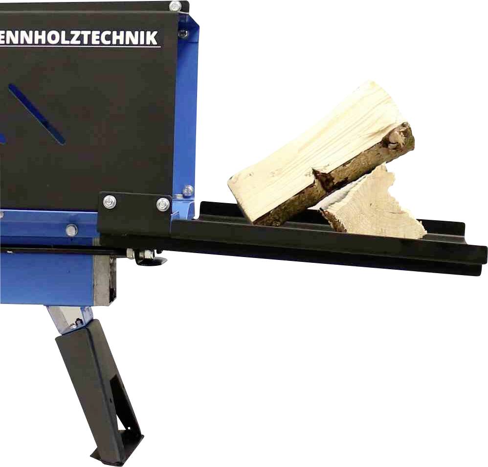 Rębak rozłupuje dwa kawałki drewna. Po lewej stronie na maszynie wydrukowana jest nazwa 'Brennholztechnik'.