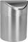Metalowy kosz na śmieci z zaokrąglonym, łatwo otwieranym pokrywem. Idealny do użytku w nowoczesnych kuchniach lub biurach.