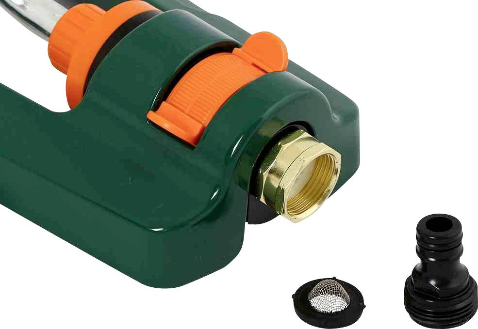 Zraszacz ogrodowy z zielonym korpusem i pomarańczowymi pokrętłami. Posiada części przyłączeniowe i filtrujące do nawadniania roślin.