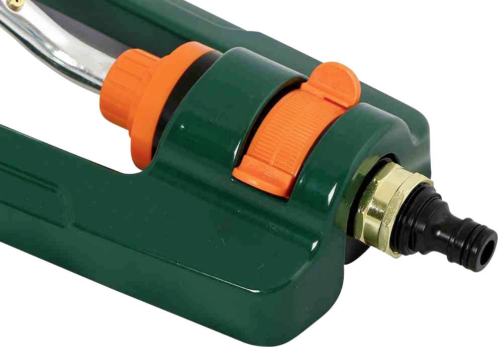 Zielony zraszacz ogrodowy z pomarańczowym pokrętłem regulacyjnym i czarnym przyłączem wodnym, przeznaczony do równomiernego nawadniania trawników.