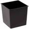 Czarny, kwadratowy plastikowy doniczka z otwartą górną krawędzią, odpowiednia dla małych roślin lub sadzonek.