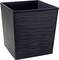 Czarny, prostokątny kosz na śmieci z tworzywa sztucznego o fakturze prążkowanej. Idealny do użytku w biurze lub w domu.