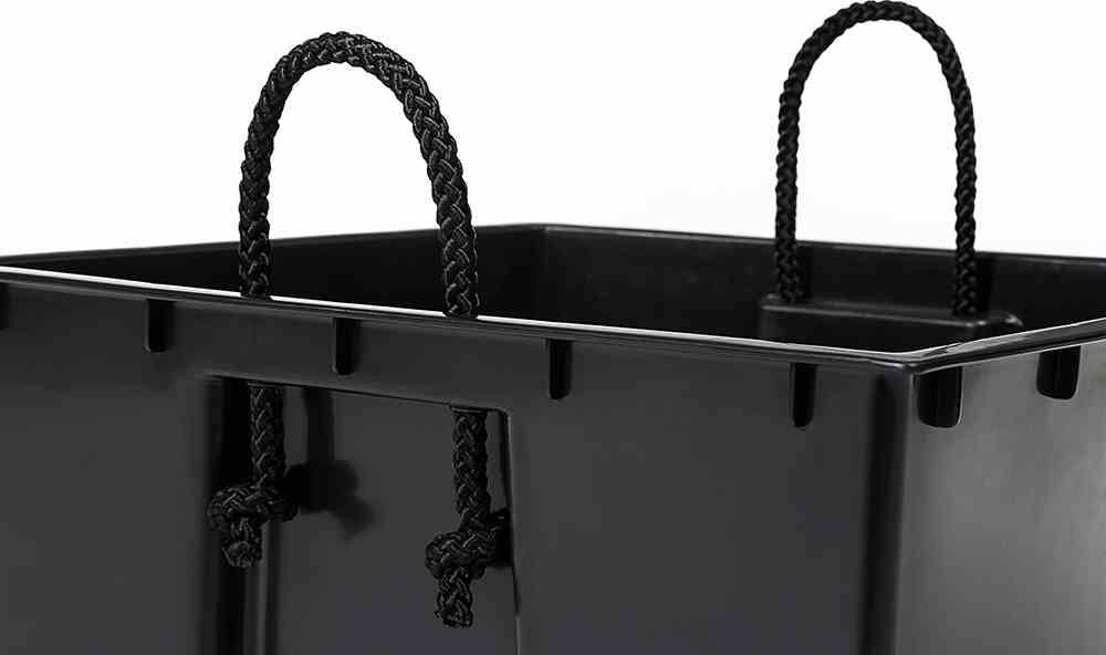 Czarny pojemnik z tworzywa sztucznego z dwoma plecionymi uchwytami linowymi.
