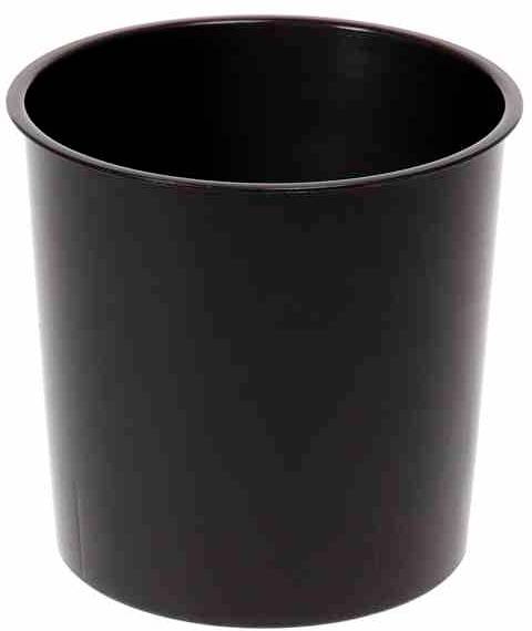 Czarny plastikowy kosz na śmieci, pusty, z okrągłym otworem. Stoi na białym tle.