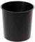 Czarny plastikowy kosz na śmieci, pusty, z okrągłym otworem. Stoi na białym tle.
