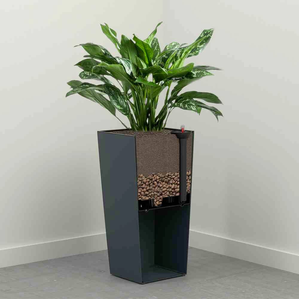 Doniczka z systemem samonapawania. Przekrój przedstawiający: rośliny, ziemię, kulki ceramiczne oraz komorę wodną w prostokątnym pojemniku.