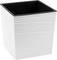 Kwadratowy, strukturalny, biały pojemnik z czarnym wnętrzem, odpowiedni do przechowywania lub dekoracji.