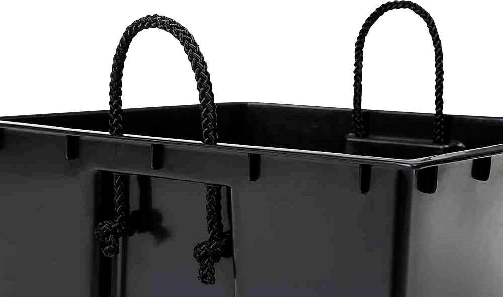Czarna, prostokątna plastikowa skrzynka z dwoma plecionymi uchwytami wykonanymi z czarnego materiału.