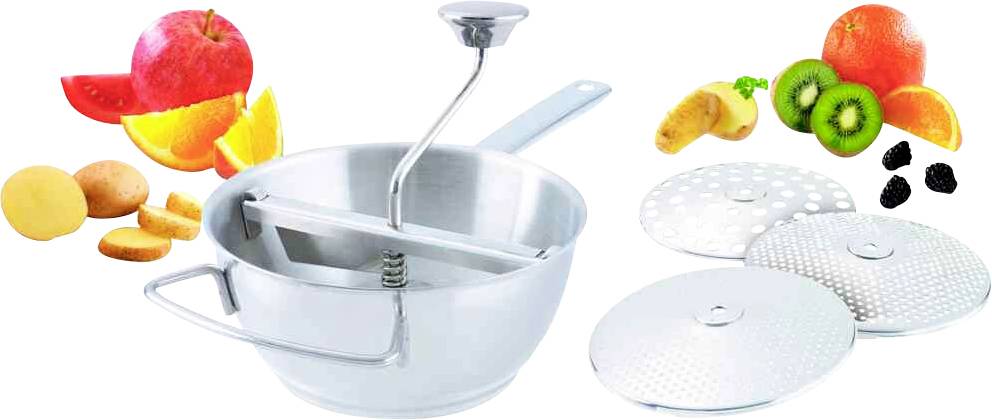 Metalowa prasa do przecierania z dwoma nasadkami, gotowa do przecierania owoców i warzyw, obok pocięte owoce i warzywa.