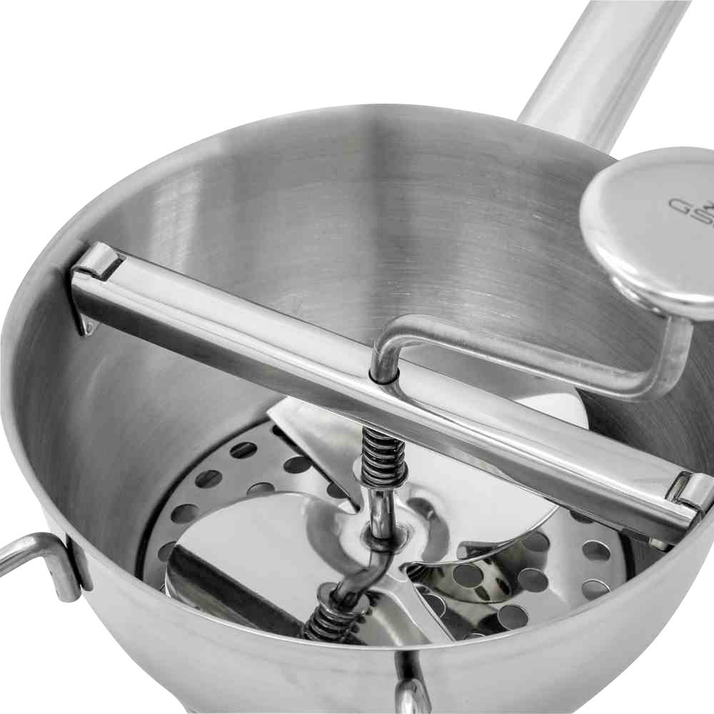 Metalowe sitko kuchenne z korbką, idealne do rozdrabniania i przecierania potraw. Wykonane ze srebrnego metalu, przedstawione od wewnątrz, ukazujące mechanizm pracy.