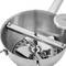 Metalowe sitko kuchenne z korbką, idealne do rozdrabniania i przecierania potraw. Wykonane ze srebrnego metalu, przedstawione od wewnątrz, ukazujące mechanizm pracy.