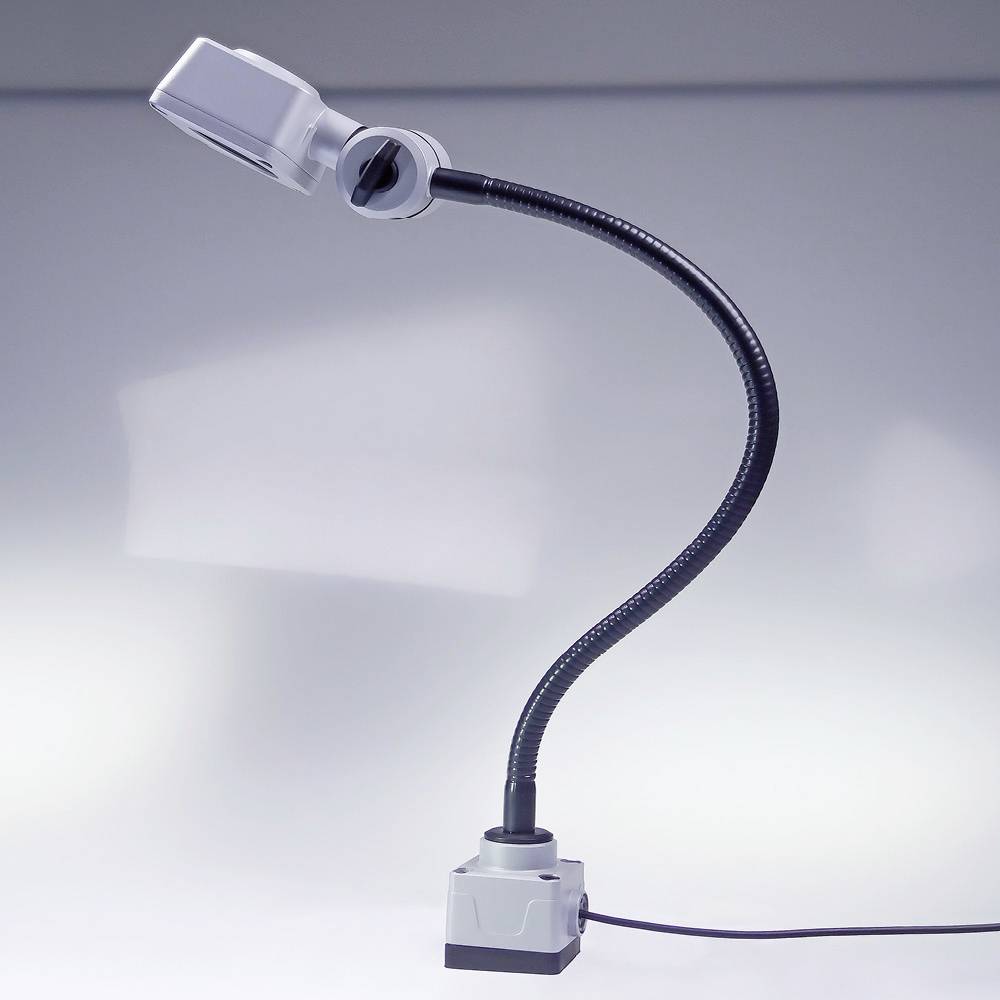 Elastyczny projektor na łabędziej szyi umieszczony na stole, przeznaczony do powiększania dokumentów lub obiektów podczas prezentacji.