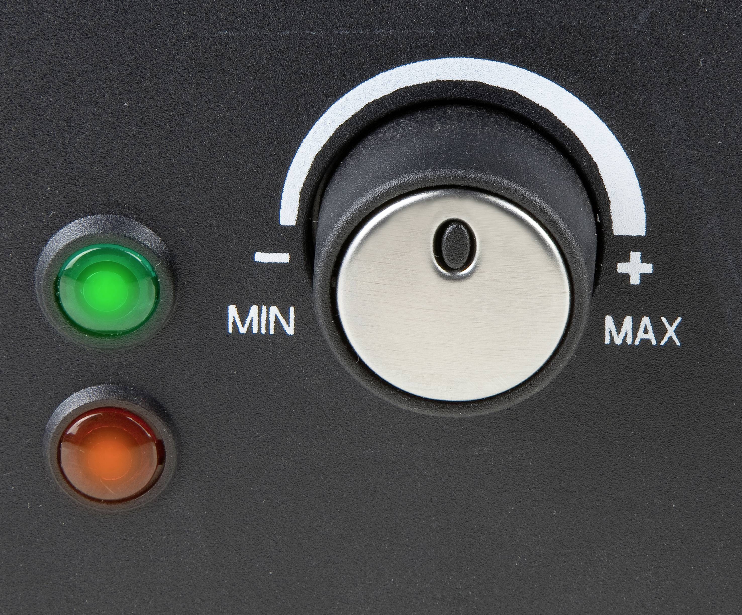 Regulator głośności z oznaczeniami MIN i MAX. Dwie diody sygnalizacyjne: zielona dla "Włączony" i czerwona dla "Wyłączony".