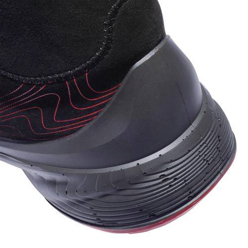 Czarny but z czerwonym wzorem i grubą podeszwą; fokus skierowany jest na projekt i strukturę pięty oraz krawędzi podeszwy.