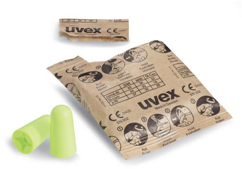 Para zielonych zatyczek do uszu obok opakowania Uvex z instrukcją użycia i oznakowaniem CE.