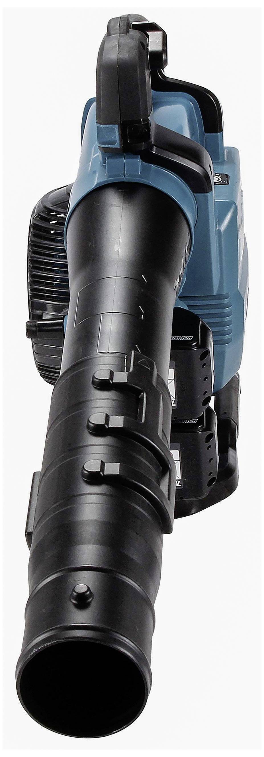 Niebieskoczarny dmuchawa do liści z ergonomicznym uchwytem i długą dyszą. Odpowiednia do czyszczenia powierzchni ogrodowych i ścieżek.