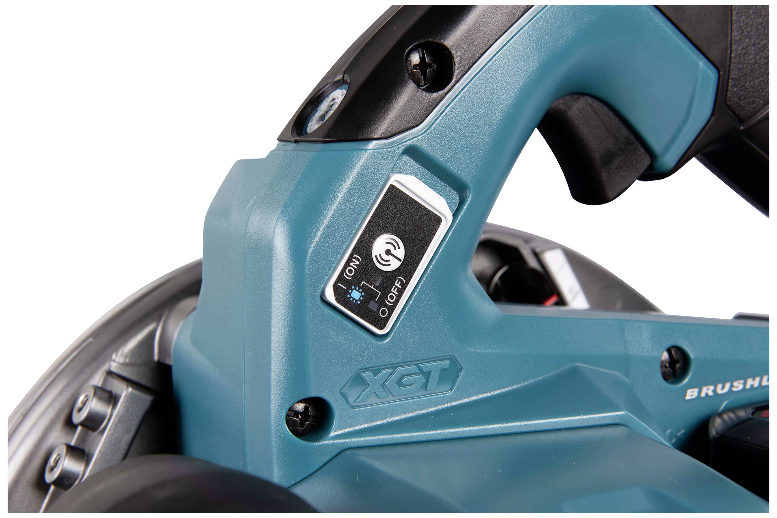 Zbliżenie elektrycznego panelu sterowania narzędziem z przyciskiem włączania i wyłączania oraz pokrętłem do regulacji prędkości.