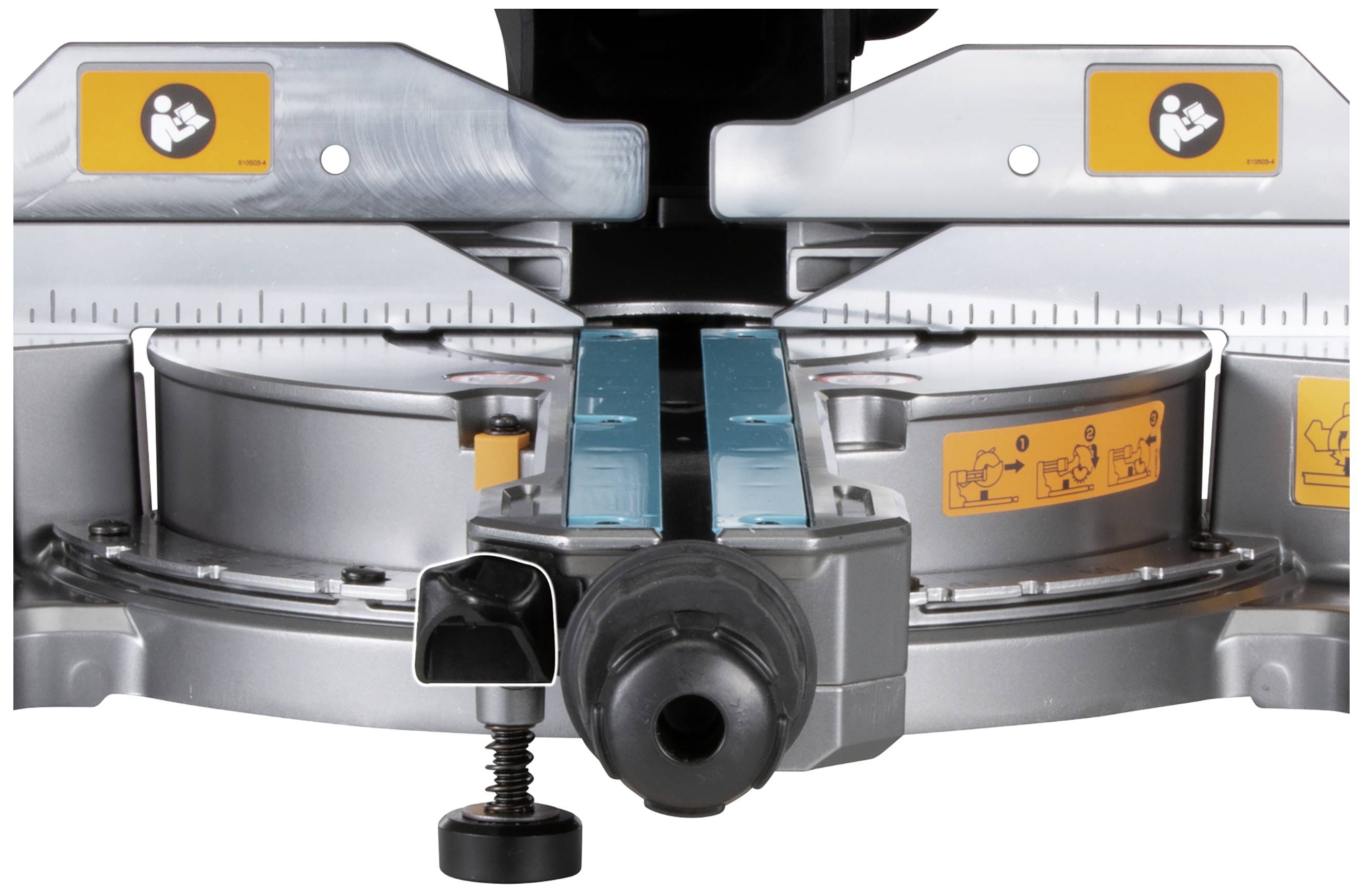 Narzędzie do obróbki drewna z tarczą pilarską, regulacją kąta, ostrzeżeniami bezpieczeństwa i oznaczeniami pomiarowymi na bazie urządzenia.