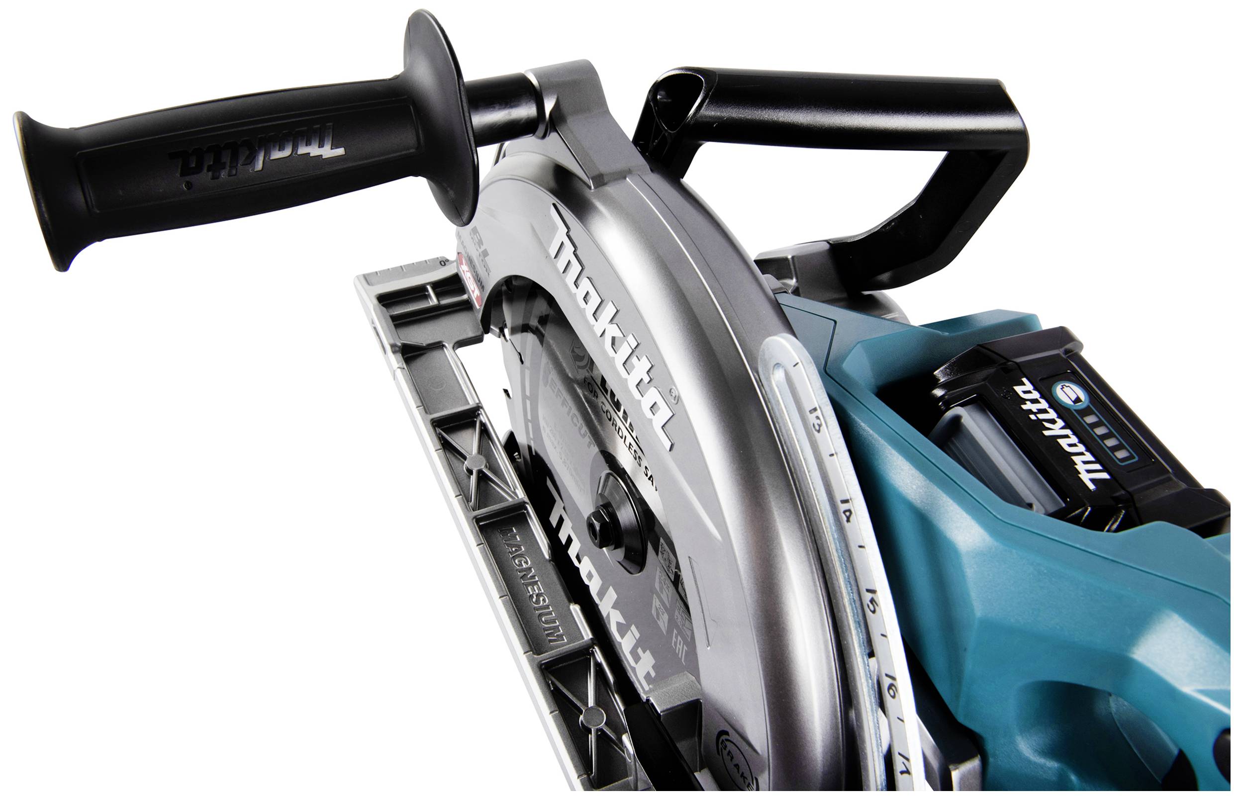 Akumulatorowa piła tarczowa z logo Makity, w niebieskim kolorze obudowy i ergonomicznym uchwycie, z widoczną komorą baterii.