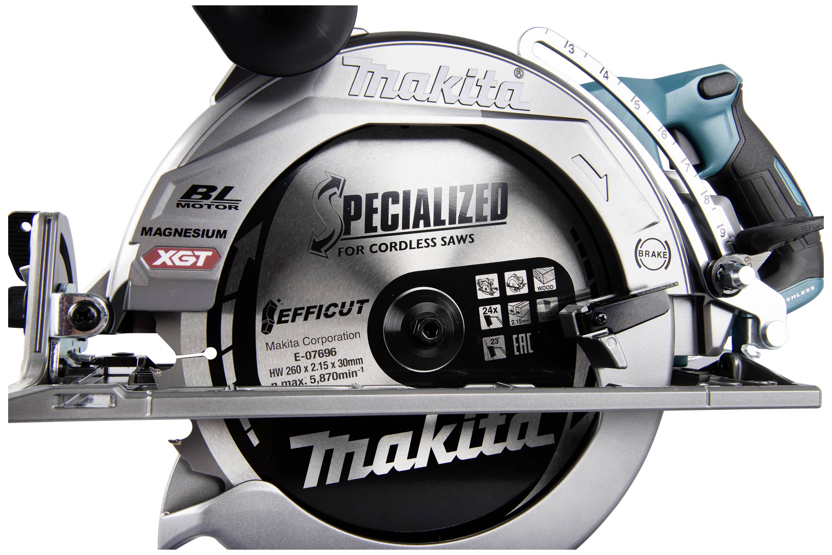 Ręczna pilarka tarczowa firmy Makita z obudową wykonaną z magnezu w kolorze srebrnym. Oznaczenie wskazuje 'Przeznaczona specjalnie dla pilarek akumulatorowych'.