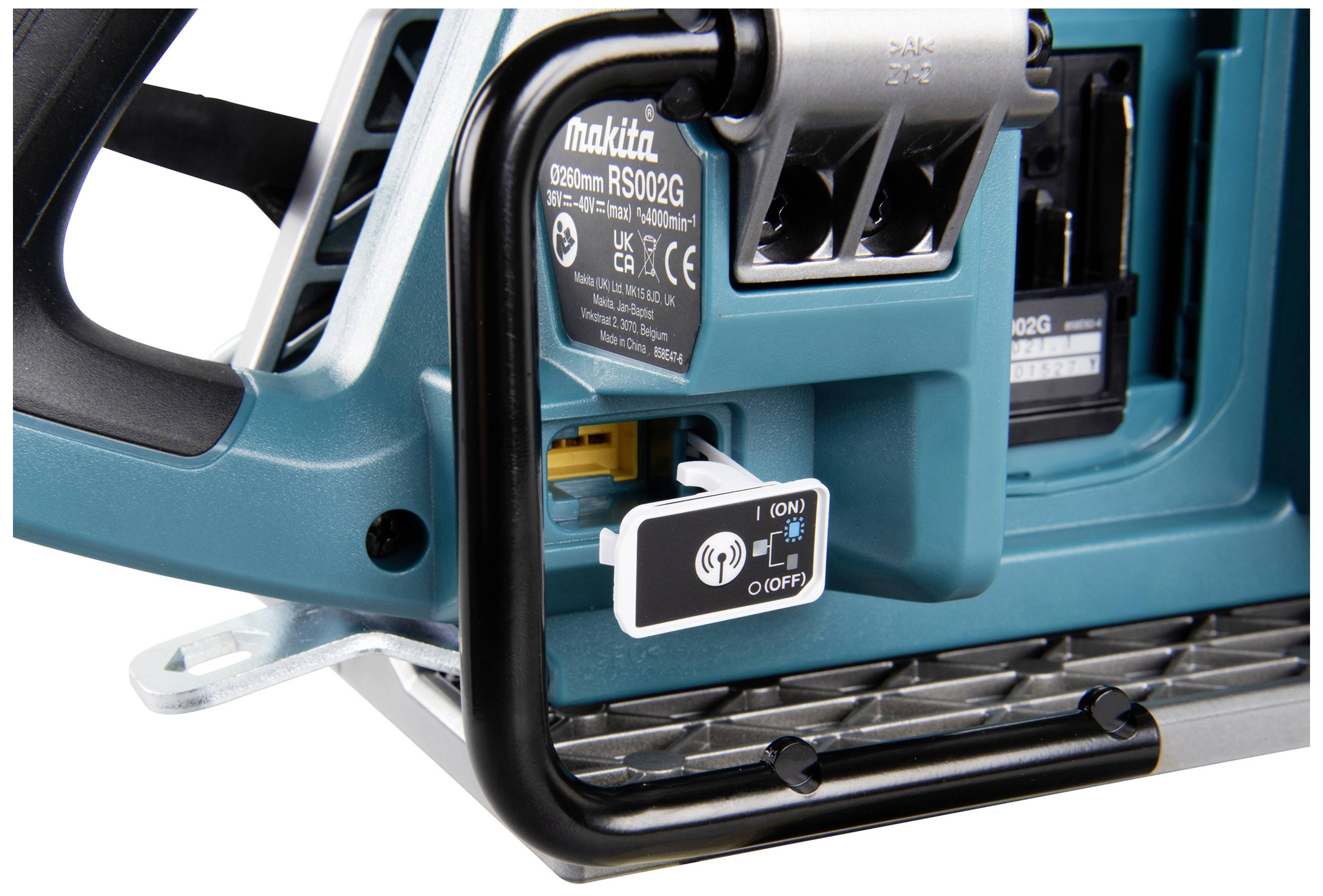 Zbliżenie niebieskiego panelu sterowania elektronarzędzia z włącznikiem/wyłącznikiem oraz szczegółami technicznymi w tle.