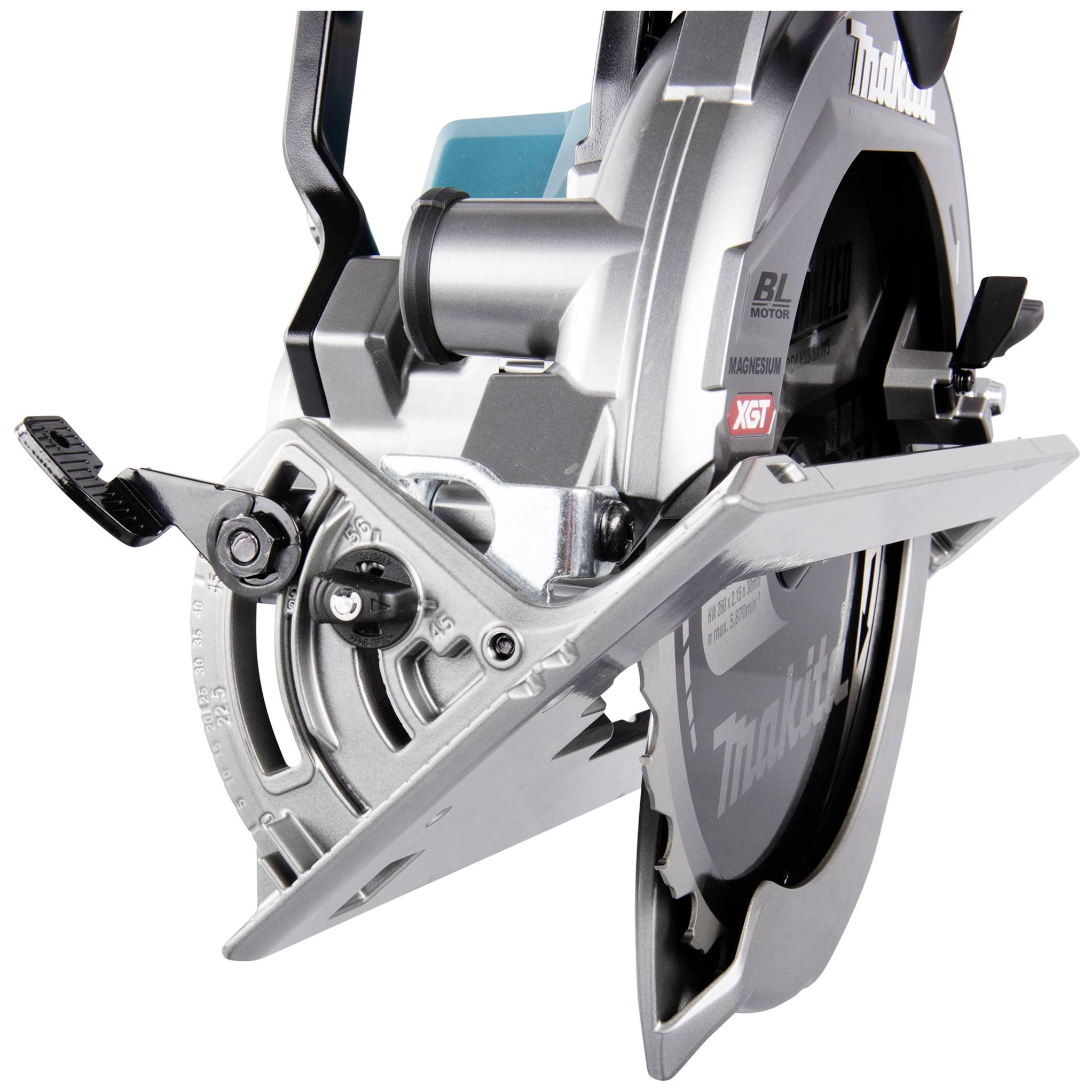 Piła tarczowa z srebrnym ostrzem i czarną obudową, sfotografowana na białym tle, prezentuje precyzyjnie regulowane ustawienia.