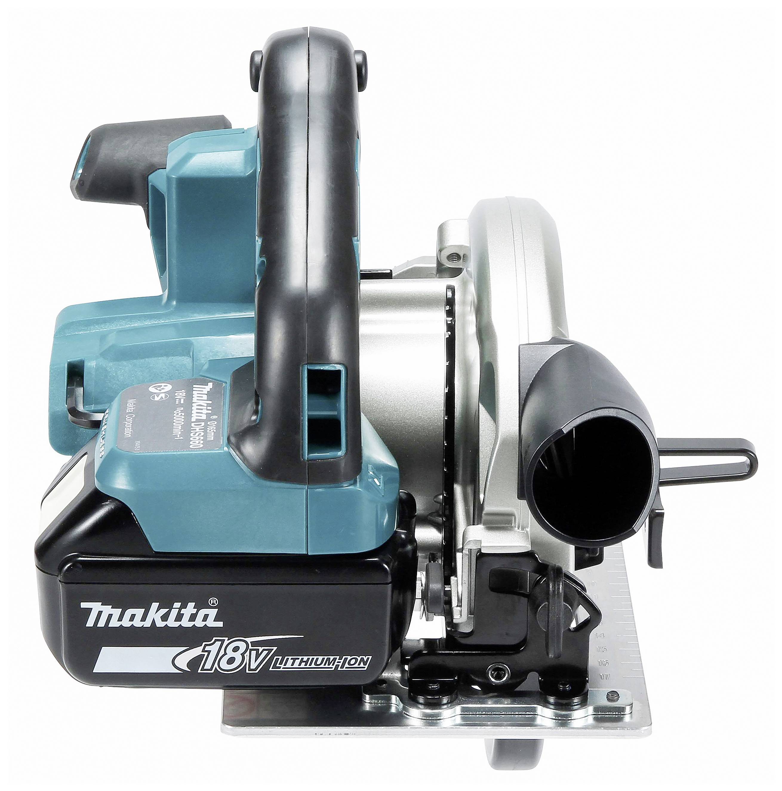 Akumulatorowa ręczna piła tarczowa firmy Makita, model 18V LXT, sfotografowana od przodu z widocznym akumulatorem i tarczą tnącą.
