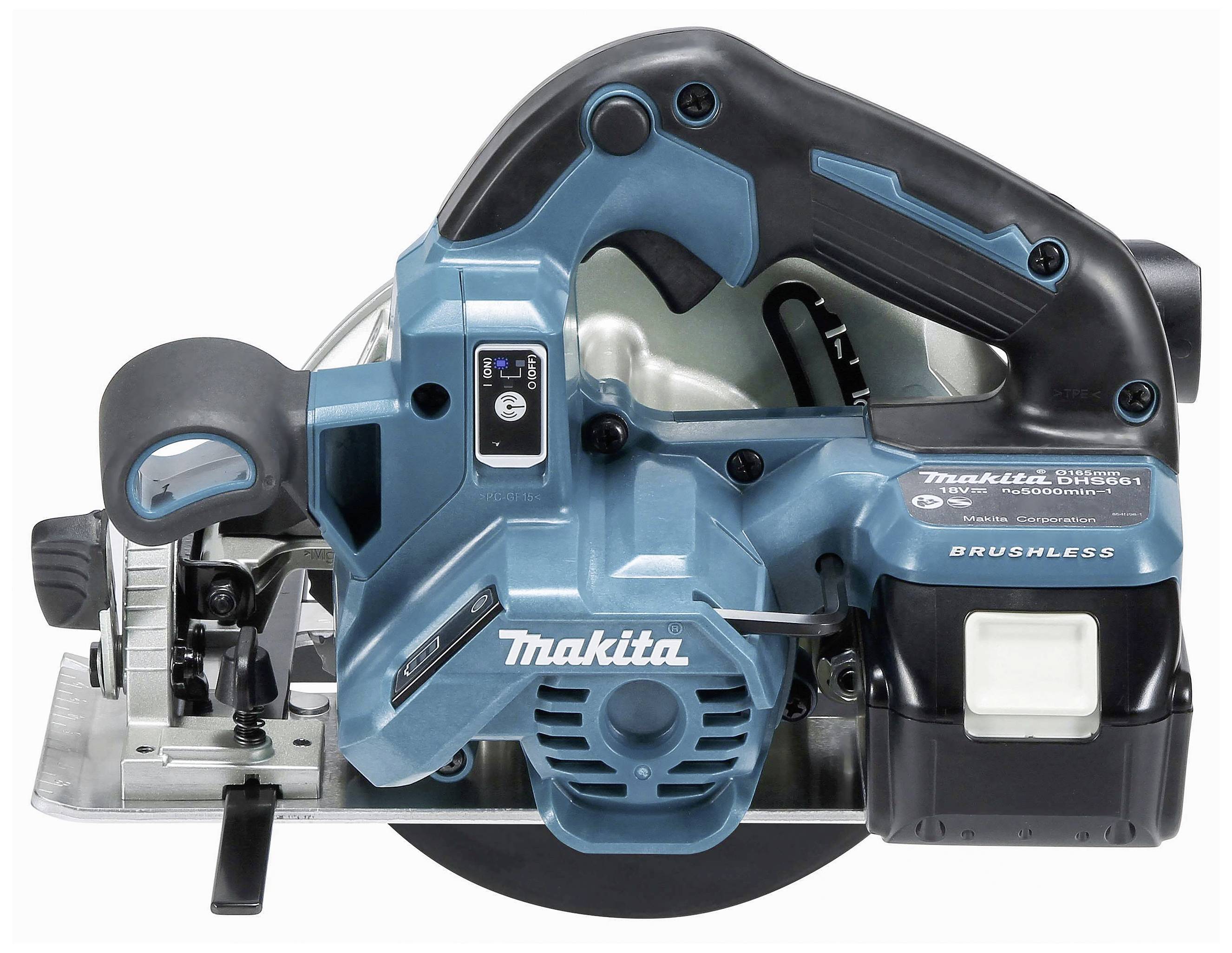 Ręczna pilarka tarczowa z niebieską obudową i czarną rękojeścią. Widoczna marka z boku.