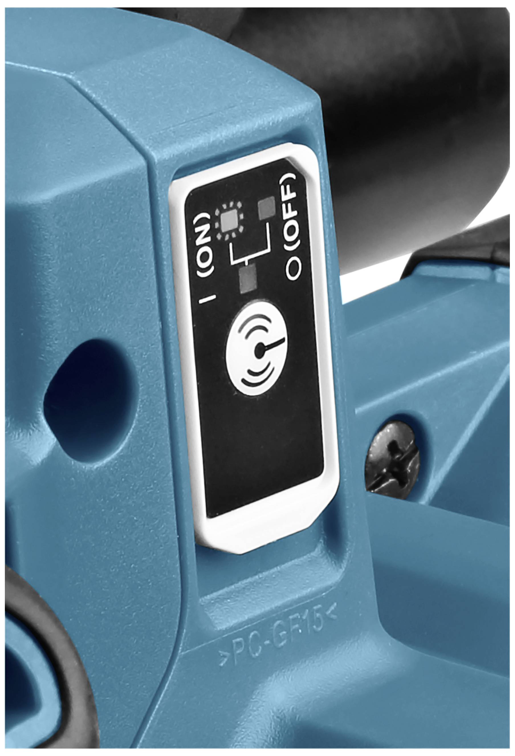 Zbliżenie przełącznika na niebieskim urządzeniu z symbolem włączania/wyłączania oraz symbolem bezprzewodowego połączenia.