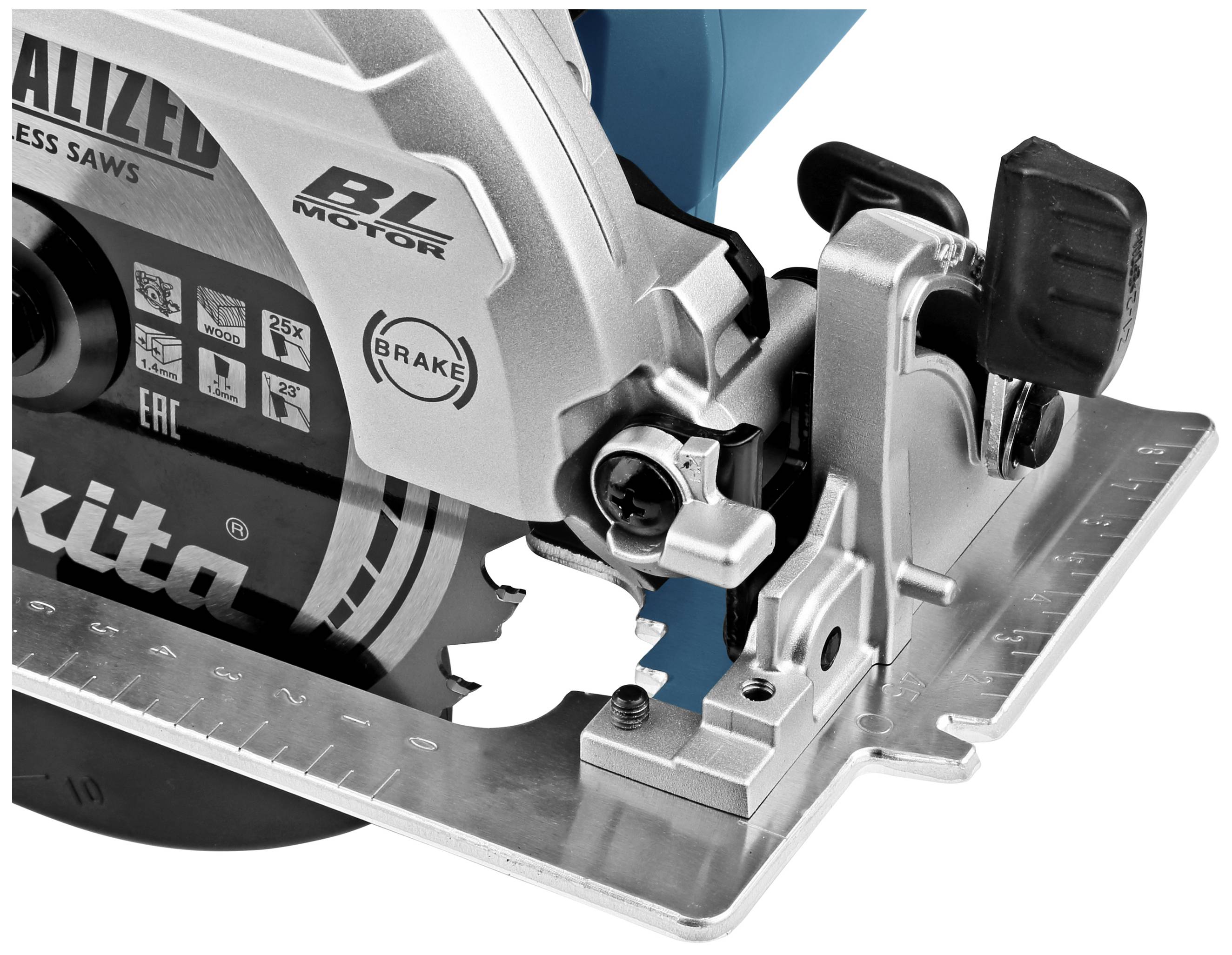 Zbliżenie elektrycznej ręcznej piły tarczowej, ukazujące jej ostrze oraz fragment elementów sterujących.