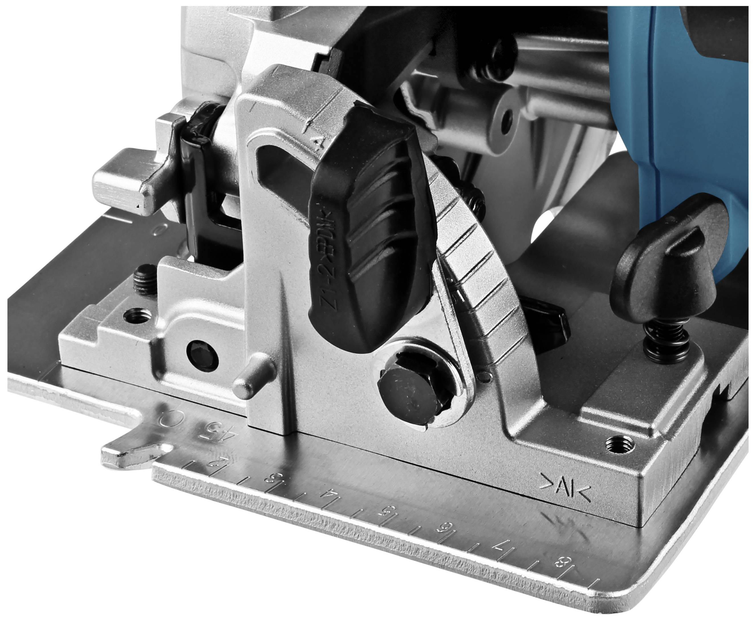 Zbliżenie części piły tarczowej, z naciskiem na brzeszczot i regulowaną podstawę.