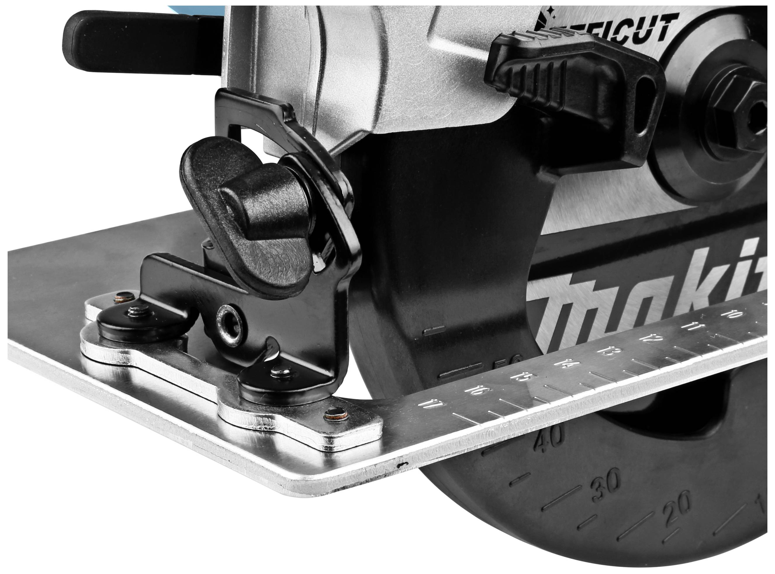 Zbliżenie elektrycznej piły tarczowej z czarną tarczą tnącą. Piła posiada srebrno-czarną powierzchnię.