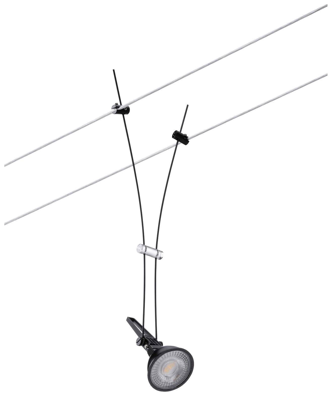 Czarna lampa szynowa wisi na dwóch równoległych linach metalowych. Jest skierowana w dół i podtrzymywana przez dwa kable.