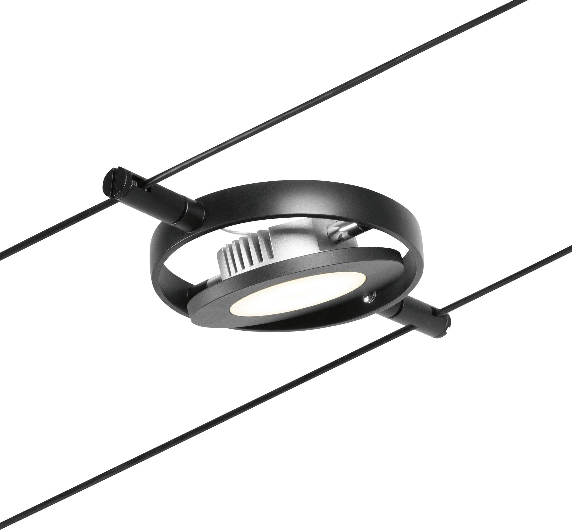 Nowoczesna czarna lampa wisząca z okrągłym źródłem światła LED, zawieszona między dwoma kablami na białym tle.