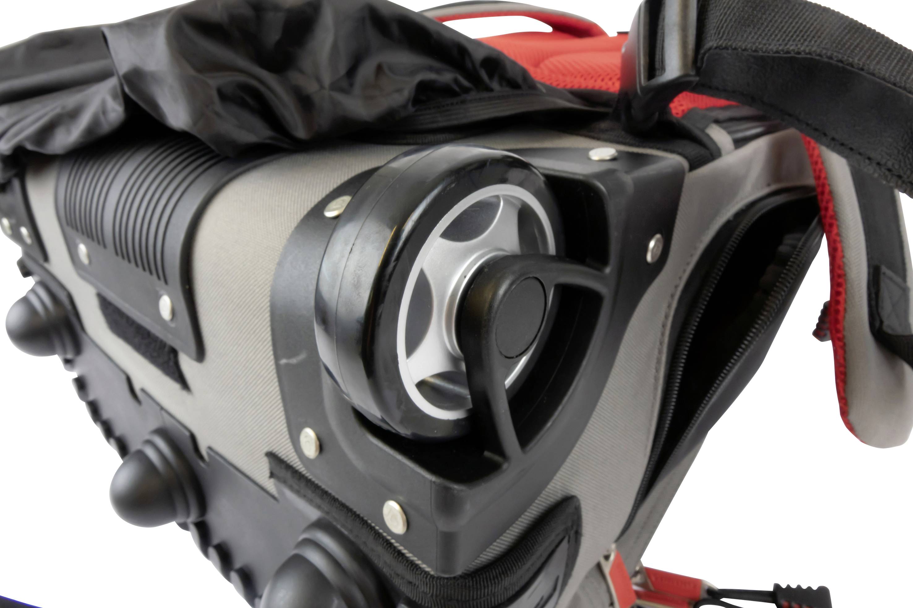 Czarny walizka na kółkach z dużymi kołami, częściowo otwarta z widocznym zamkiem błyskawicznym.