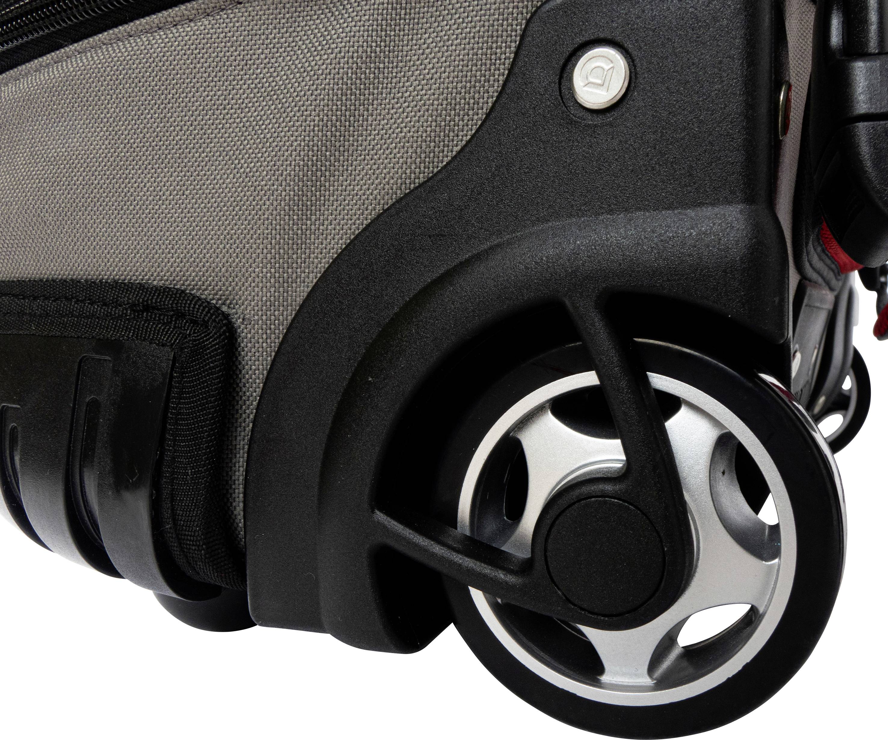 Zbliżenie czarnej walizki podróżnej z srebrnymi kółkami i tekstylną powierzchnią. Ostrość skierowana na kółko oraz krawędź walizki.