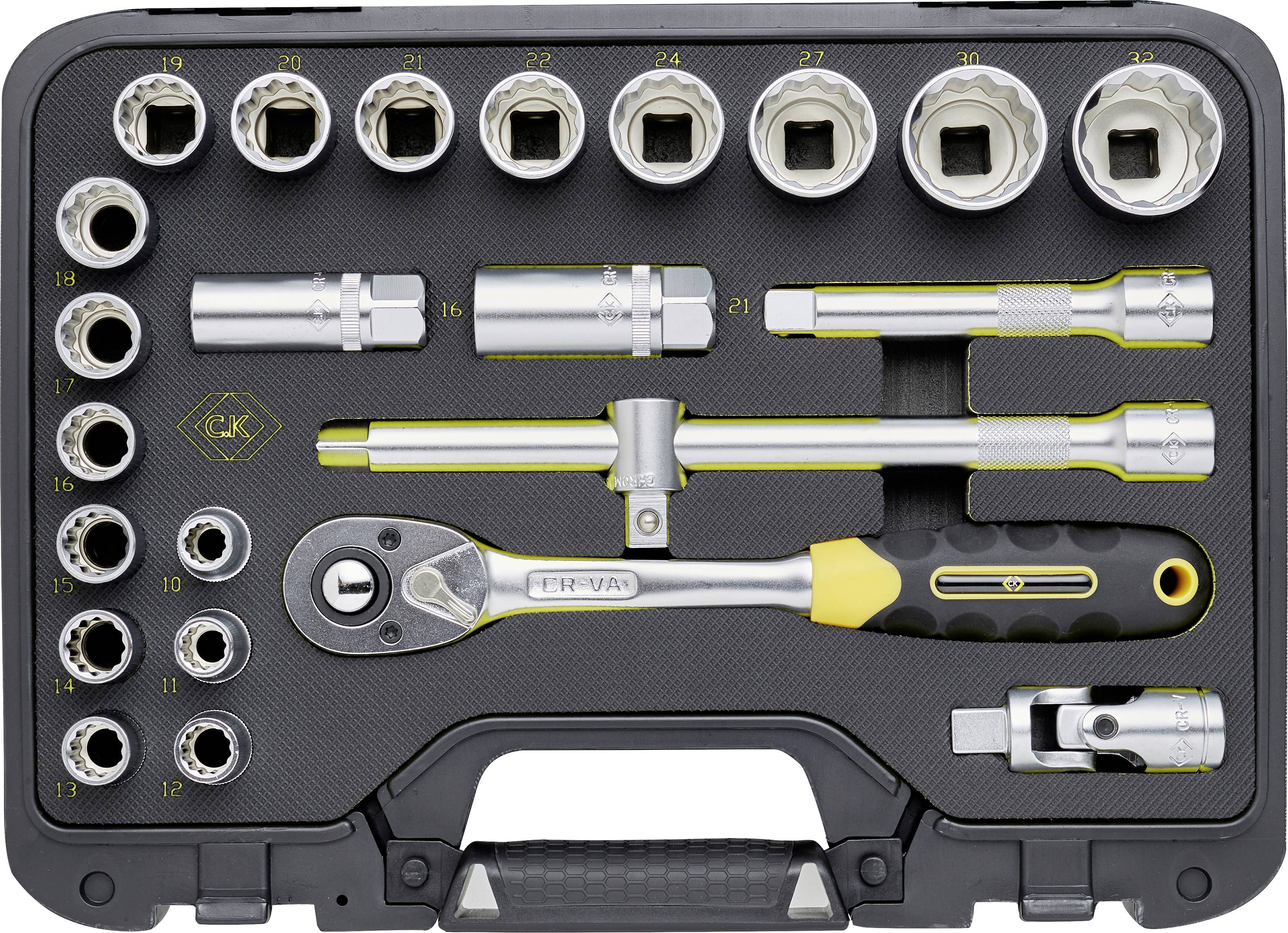 Zestaw kluczy nasadowych z grzechotką w plastikowej walizce, różne rozmiary nasadek są starannie ułożone.